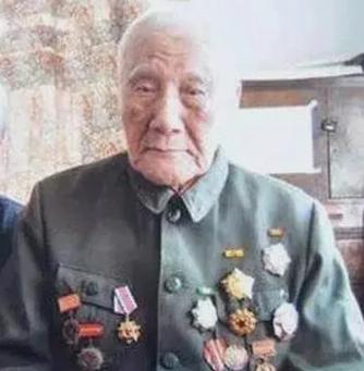 1941年延安，毛主席去食堂时，一个人拎着木棍朝毛主席后脑勺砸去，千钧一发之际，