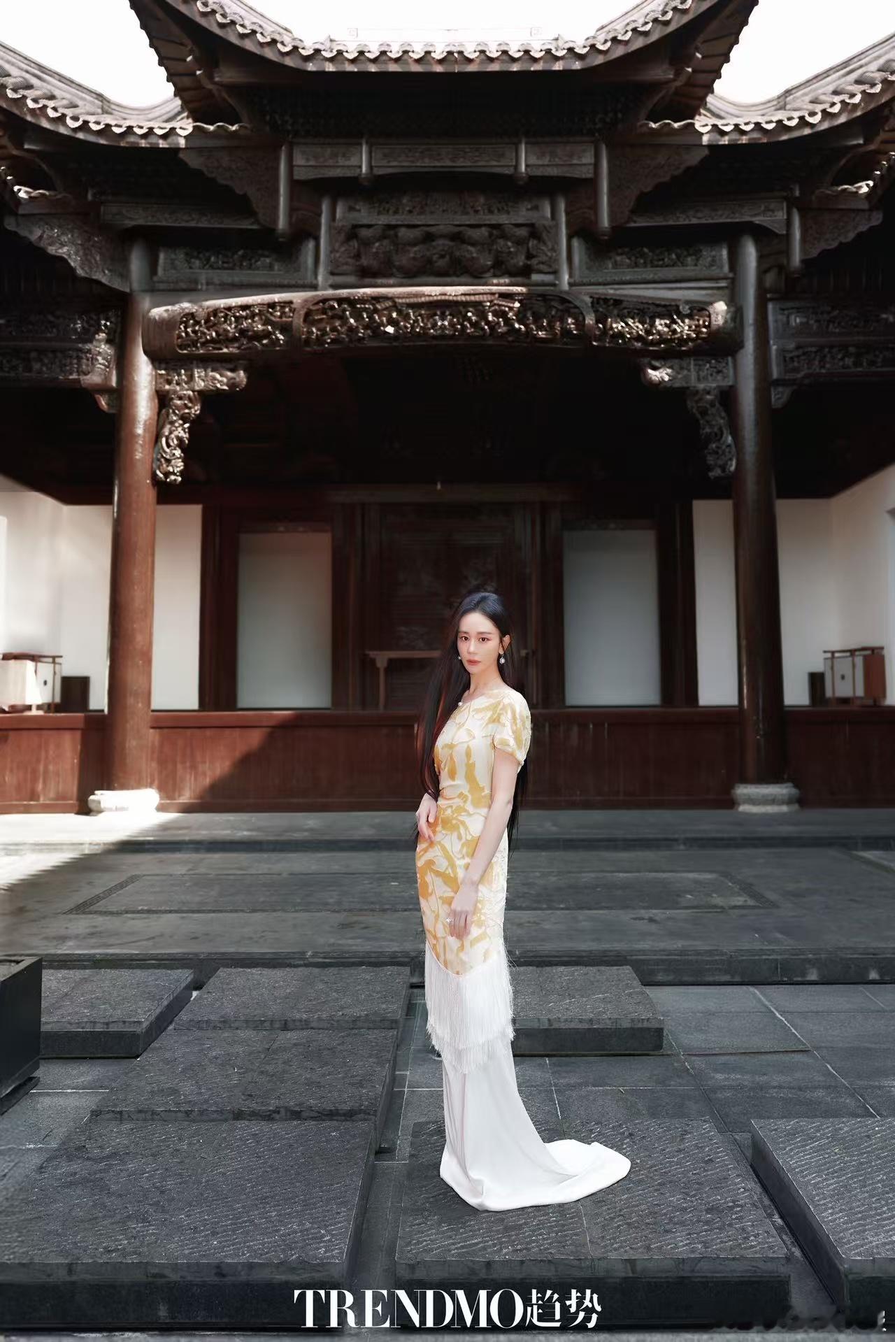 海陆踏秋氧气大片 谁能拒绝海陆的踏秋氧气大片！一袭白裙手提竹篮在橘林里穿梭，弯腰