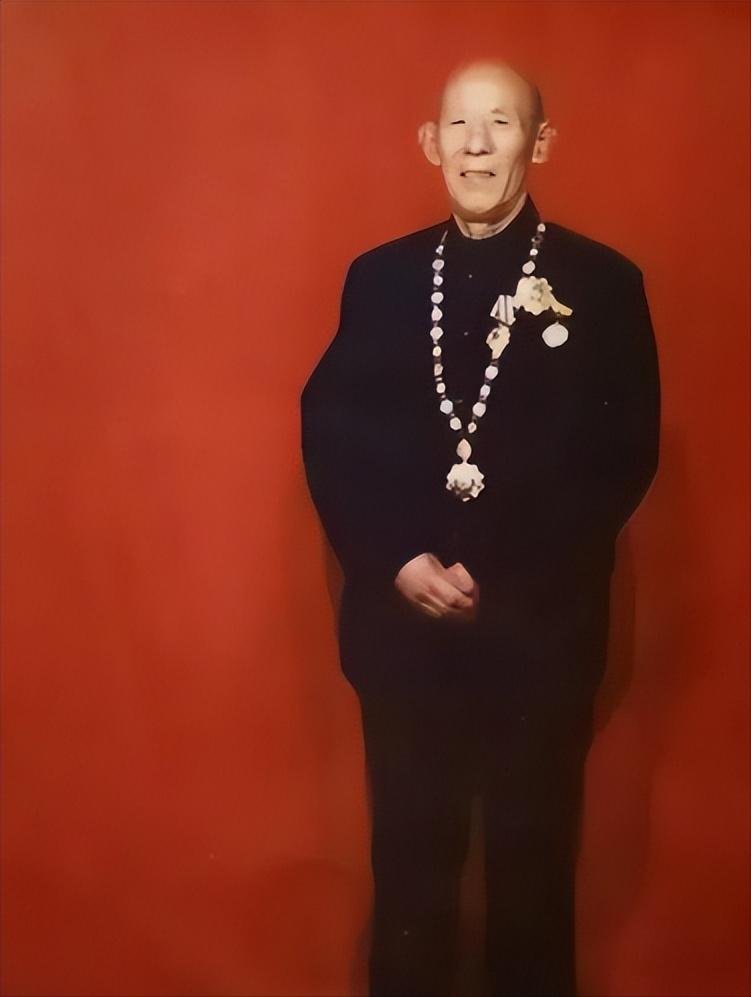 1990年，东北一大爷得知儿子当兵被拒，他为儿子来到军营，拿着小学课本，对部队首