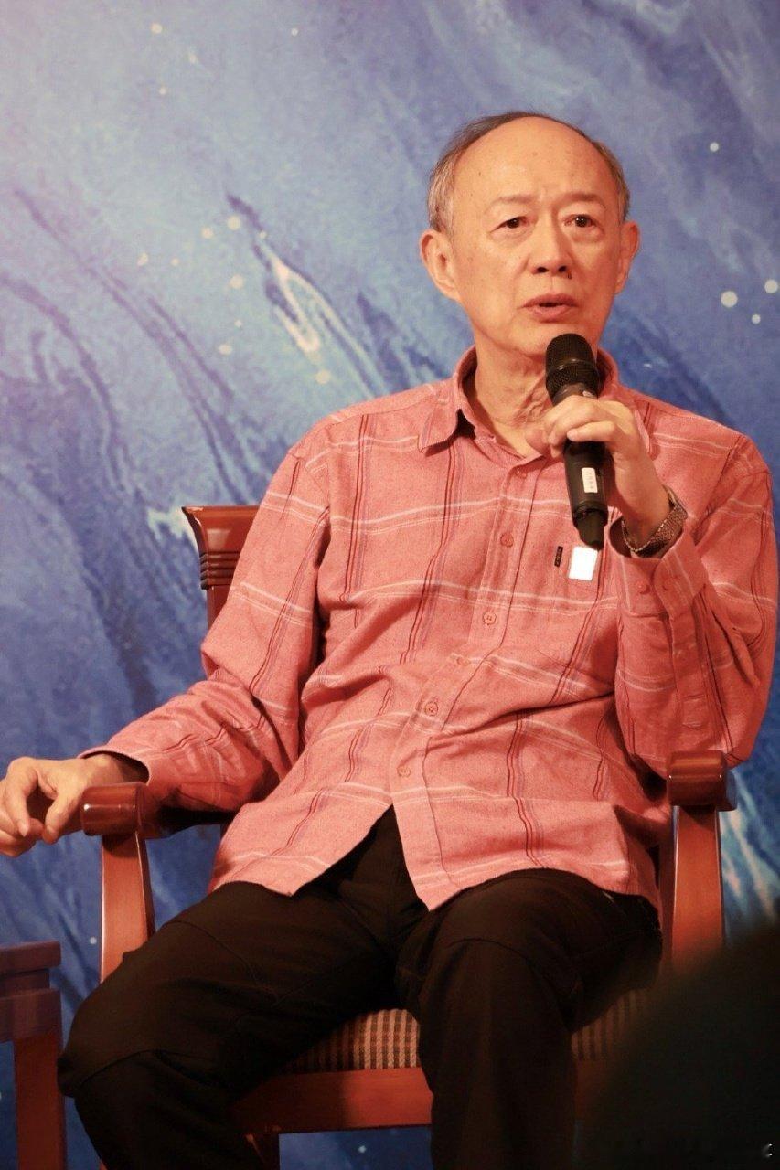 金士杰近60岁生了龙凤胎 接孩子放学常被误认成爷爷，他却豁达调侃 “不认成祖母就