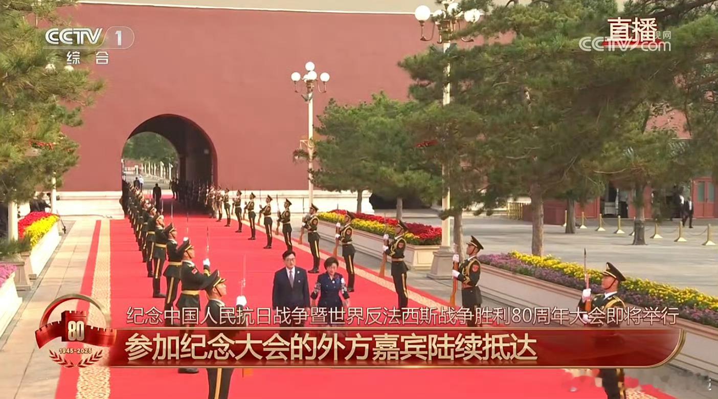 九三盛大阅兵大家在看阅兵直播吗？北京有好多公司今天都放假了，你们放了吗？ ​​​