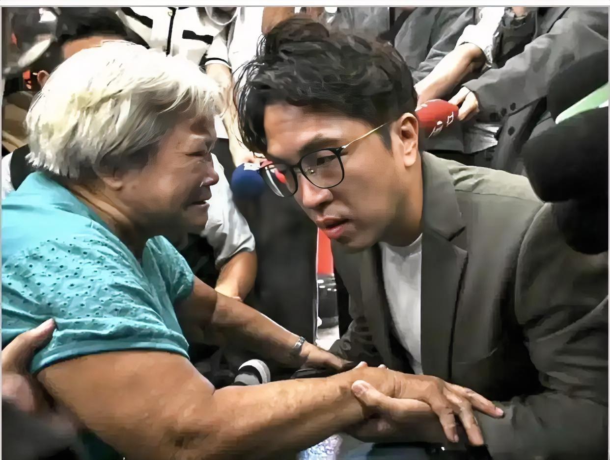 她就是那个跪拜沈伯洋的阿嬷，她痛哭流涕，她希望沈伯洋当台北市长后，帮助她解决实际