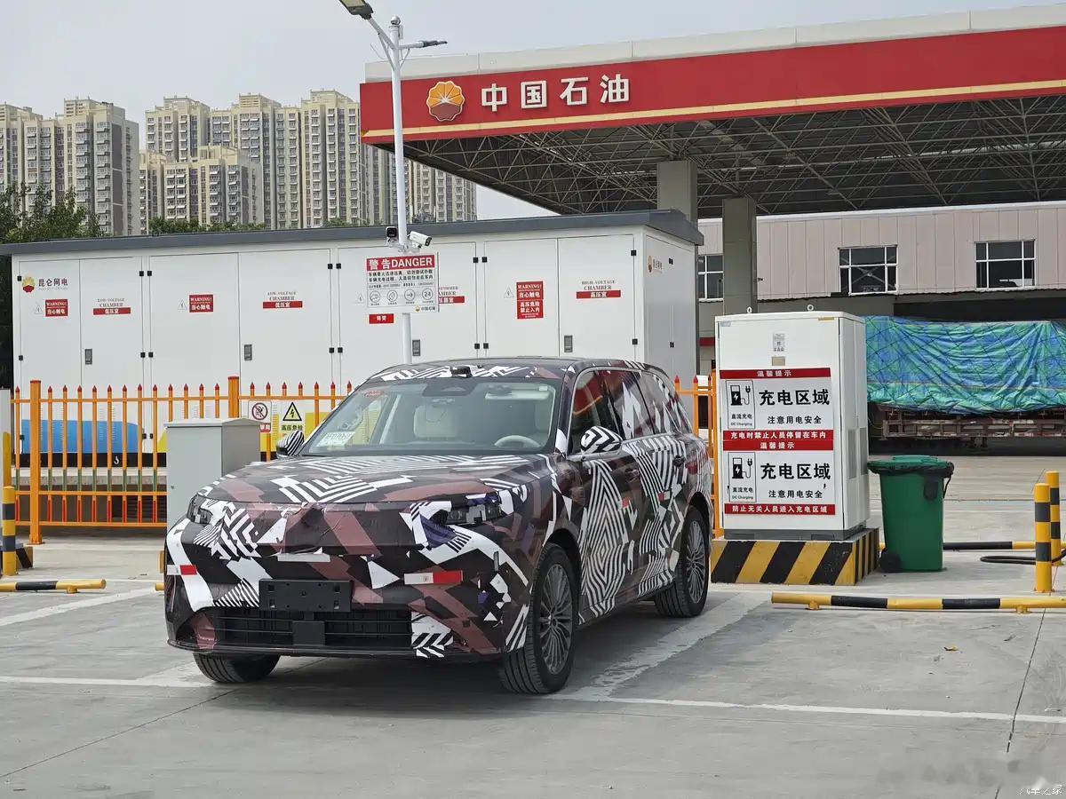 魏牌全新旗舰suv谍照曝光 从图片上看，整个车身非常大，车长应该接近5.3米了，