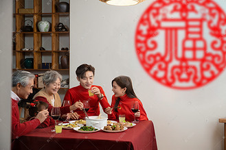 蚂蚁阿福高铁春运文案 被高铁上的AI暖心广告狠狠种草，随手下载体验直接被圈粉！语