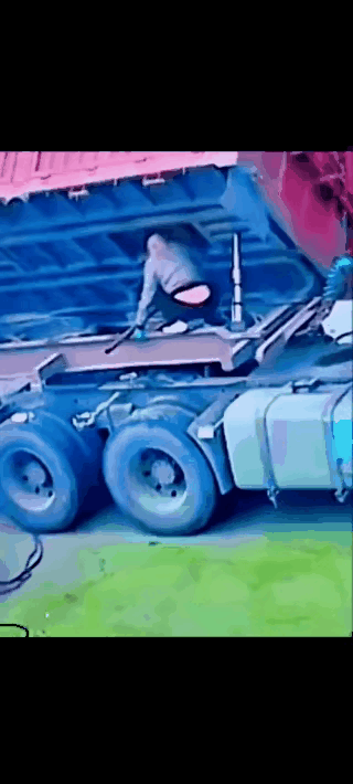 不好！车厢失去控制落下来了！修理师傅不敢怠慢，果断做出决定，迅速跳下车，再晚3秒