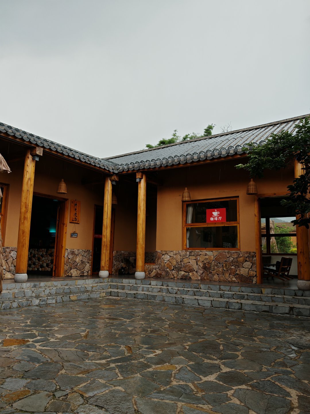 今天火把节凑个热闹，但是现在正在下雨。 ​​​