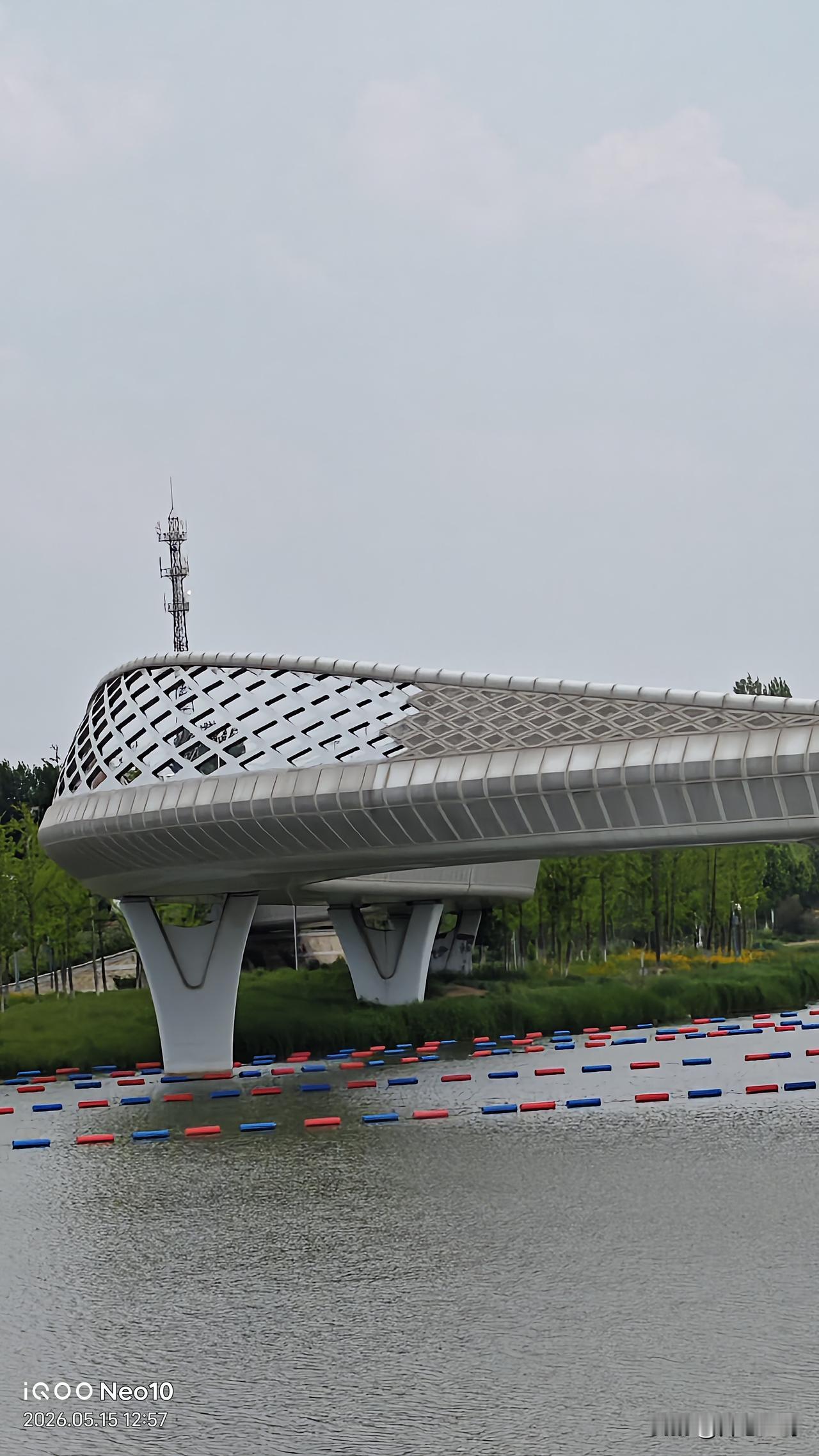 2. 闲坐湖边观风月，满目清宁皆是温柔，自然氛围感拉满

3. 湖水澄澈，风光旖