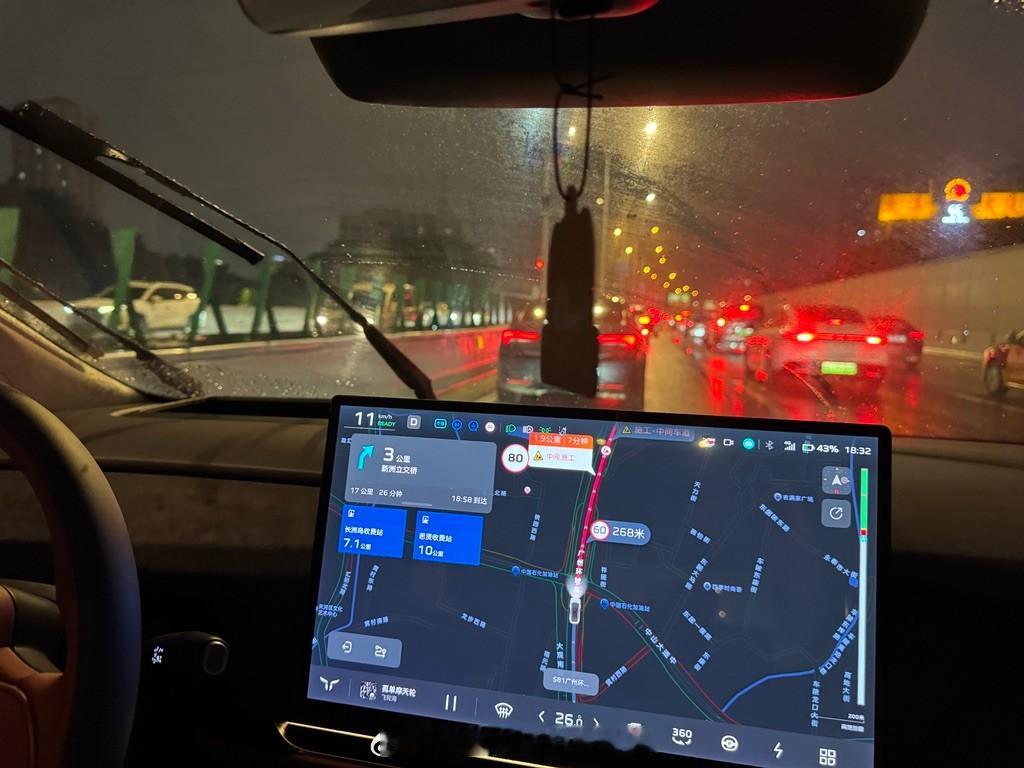 晚高峰堵车有NOA，简直是脚踝拯救器。卓驭在红旗4.4.0这版本上已经可以做到非