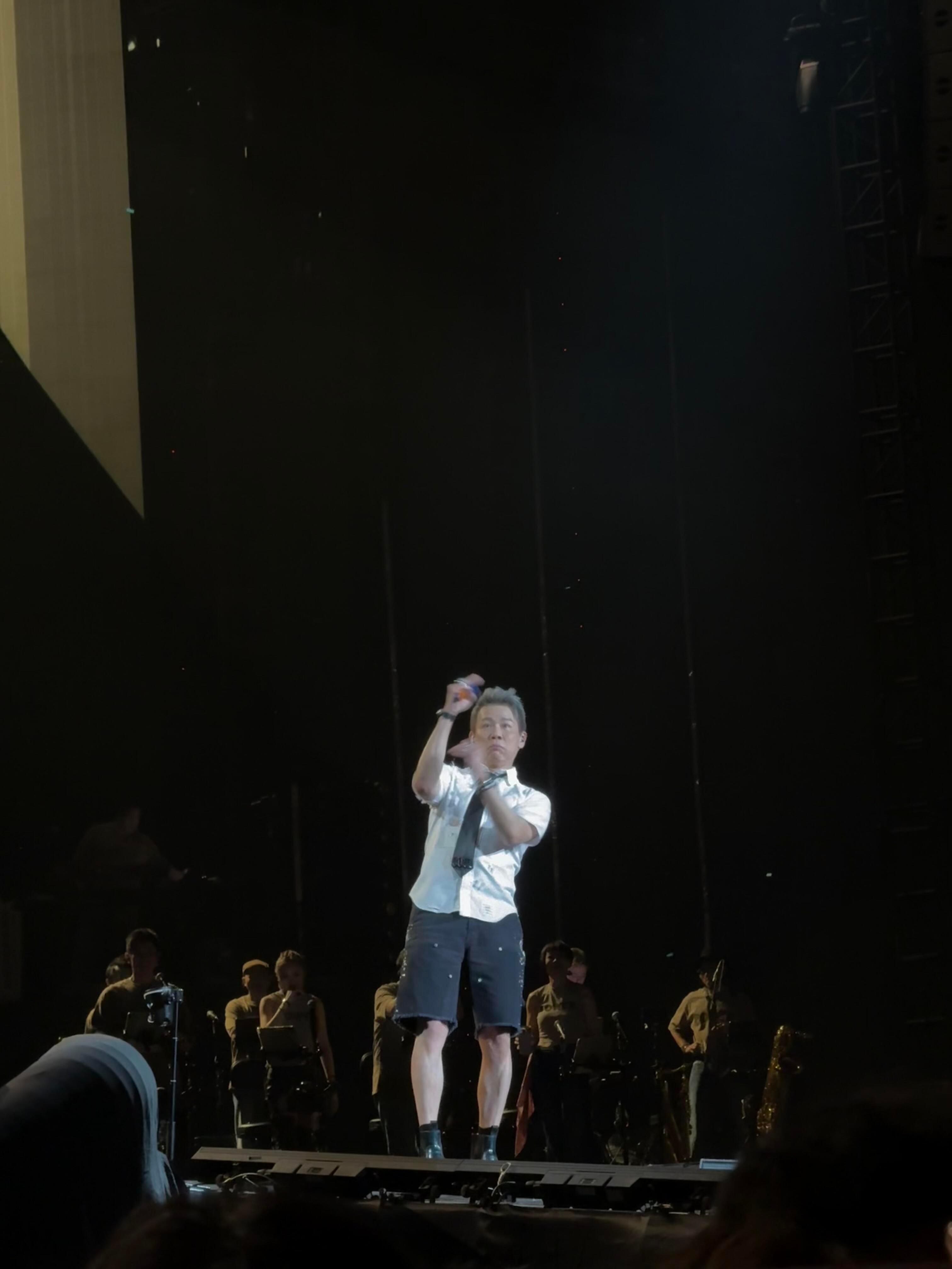 陶喆说自己吸入柳絮像猫吐毛球陶喆怎么和小猫一样天津场这个挠来挠去是喉咙进柳絮了吗