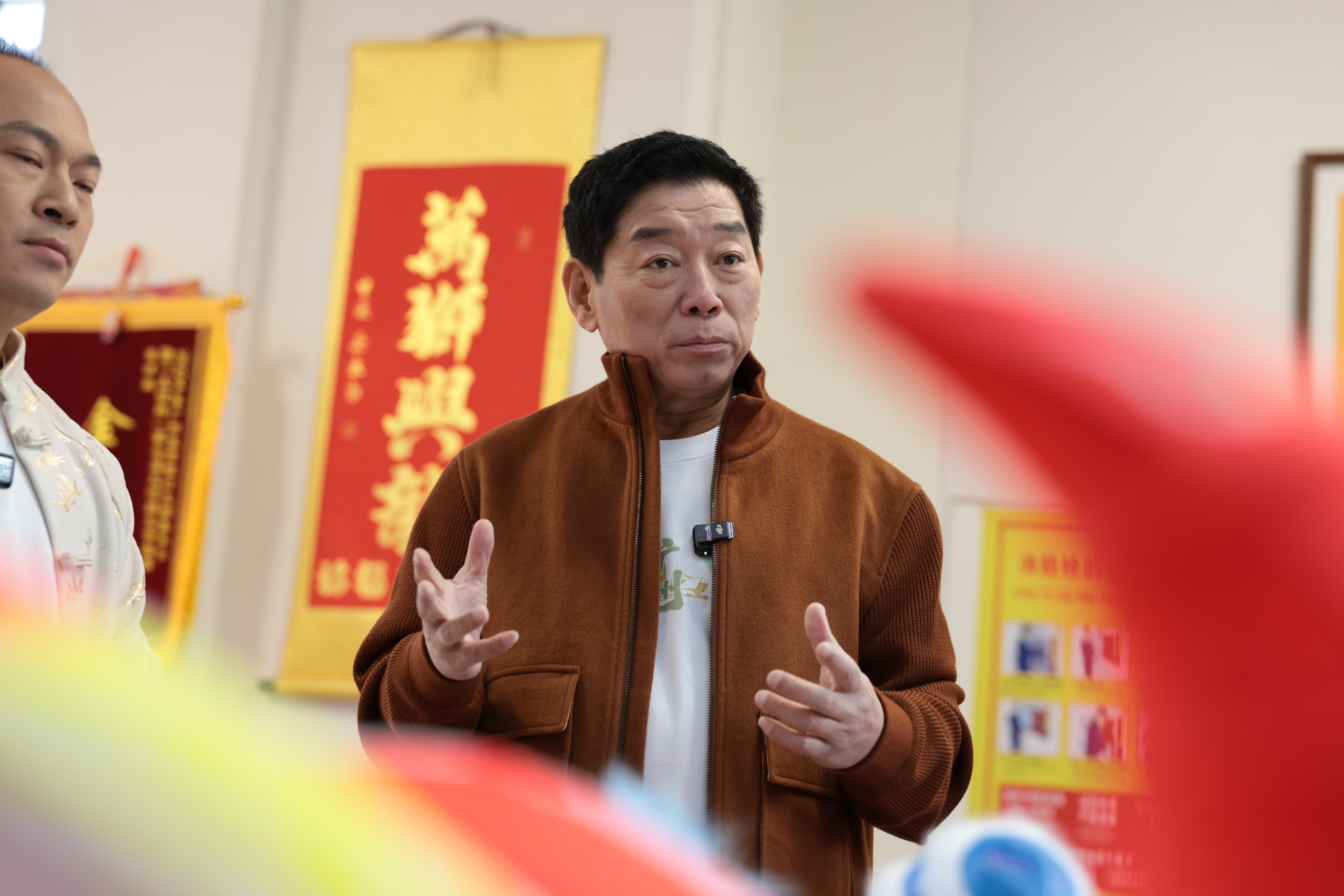 看魏建军在广州的猪杂粥铺里，眼神专注到像是在做一次严肃的试验。从挑最新鲜的猪杂，