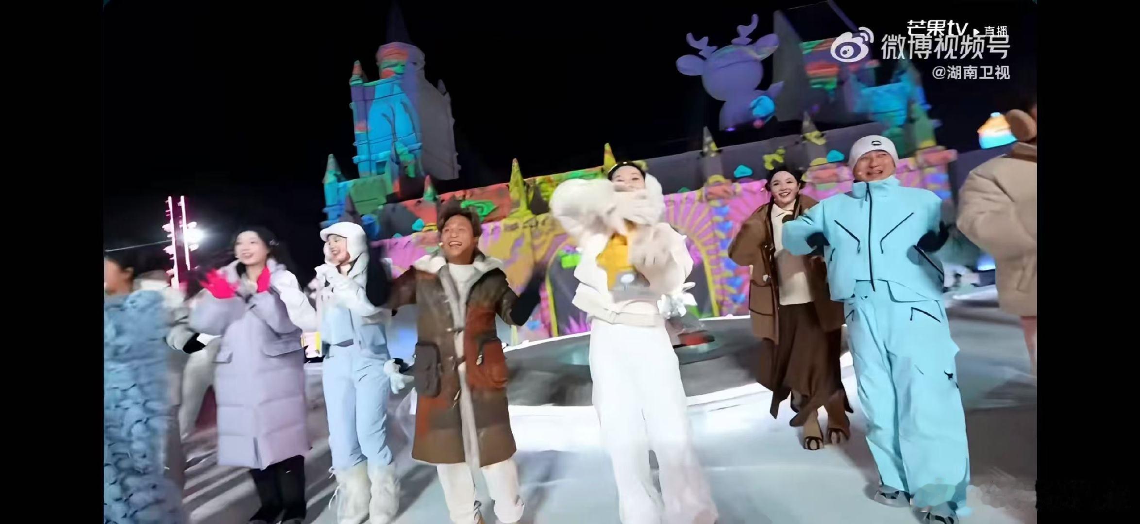 谢娜李维嘉再同台长春冰雪之夜直播长春冰雪之夜谢娜李维嘉再同台！十年友情，在冰雪之