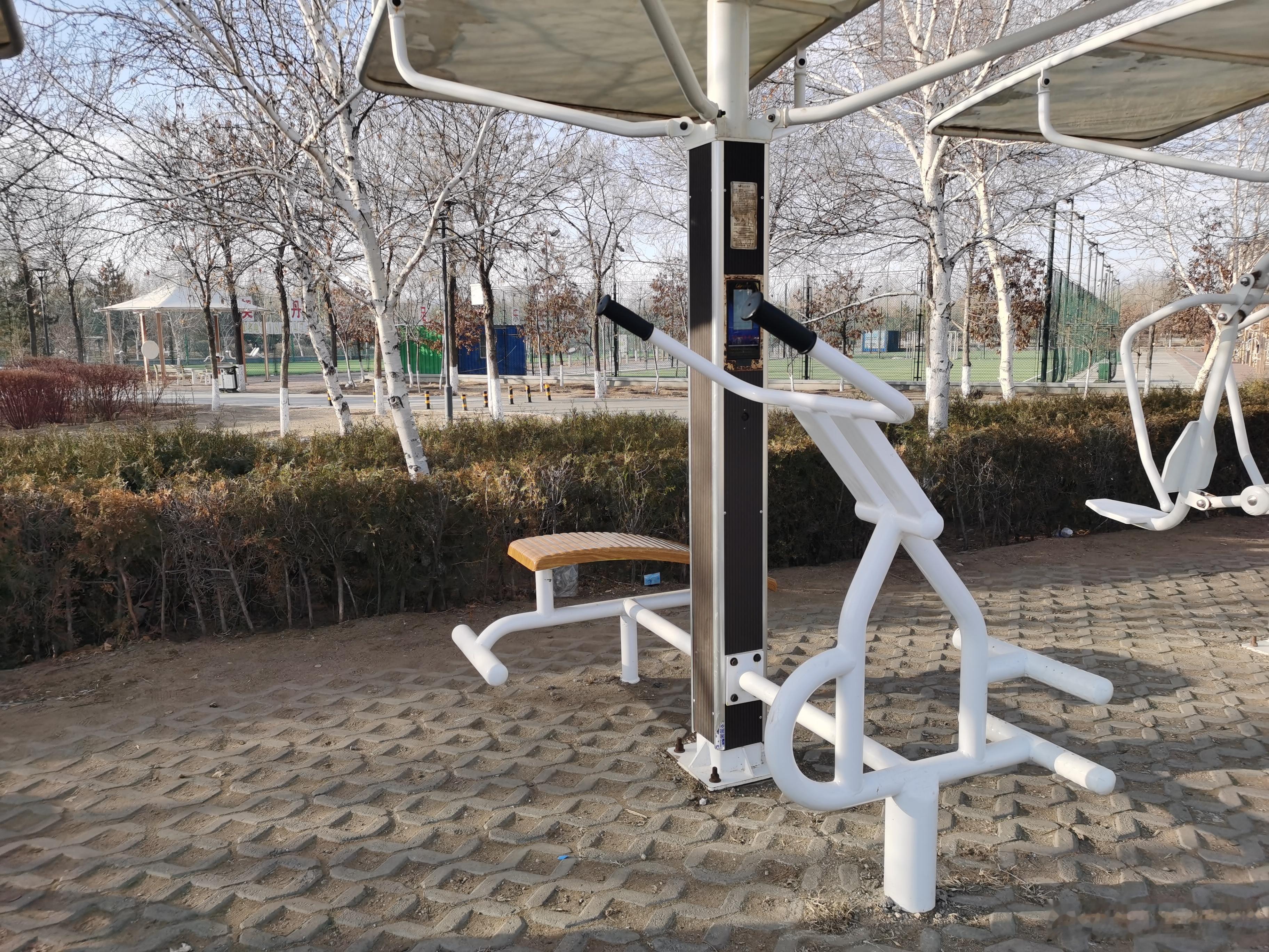 走在巴林左旗的一个个口袋公园，随处可见配备齐全的公共服务基础设施。#公共服务# 