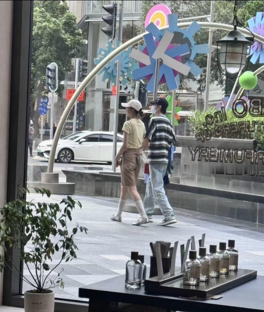 偶遇许嵩冯禧深圳逛街，好甜蜜🥰🥰真不错[求关注] ​​​