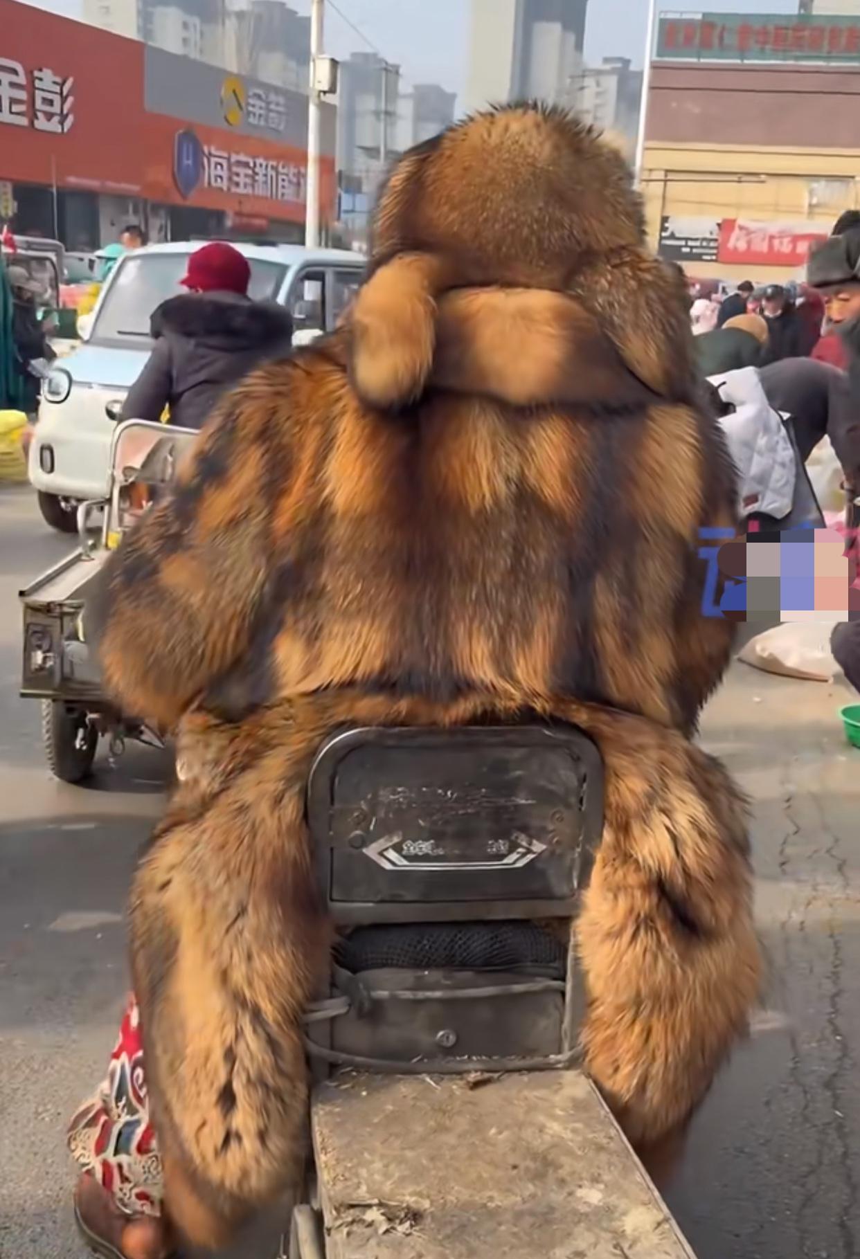 冬天到了，这个大妈穿得真厚实，不仔细看还以为是熊大熊二的妈妈呢

看起来“熊里熊