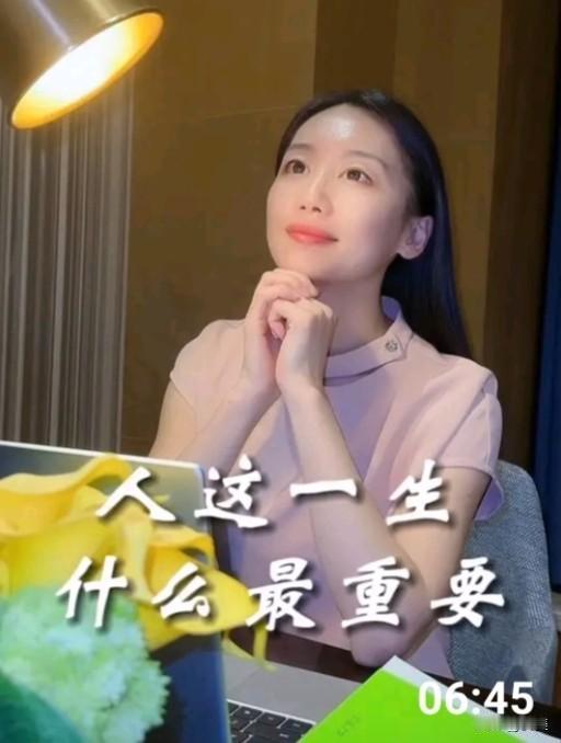 无数人忽略了一个真相，那就是很多事情不需要有意义，吃喝玩乐不等于虚度光阴，吃苦耐