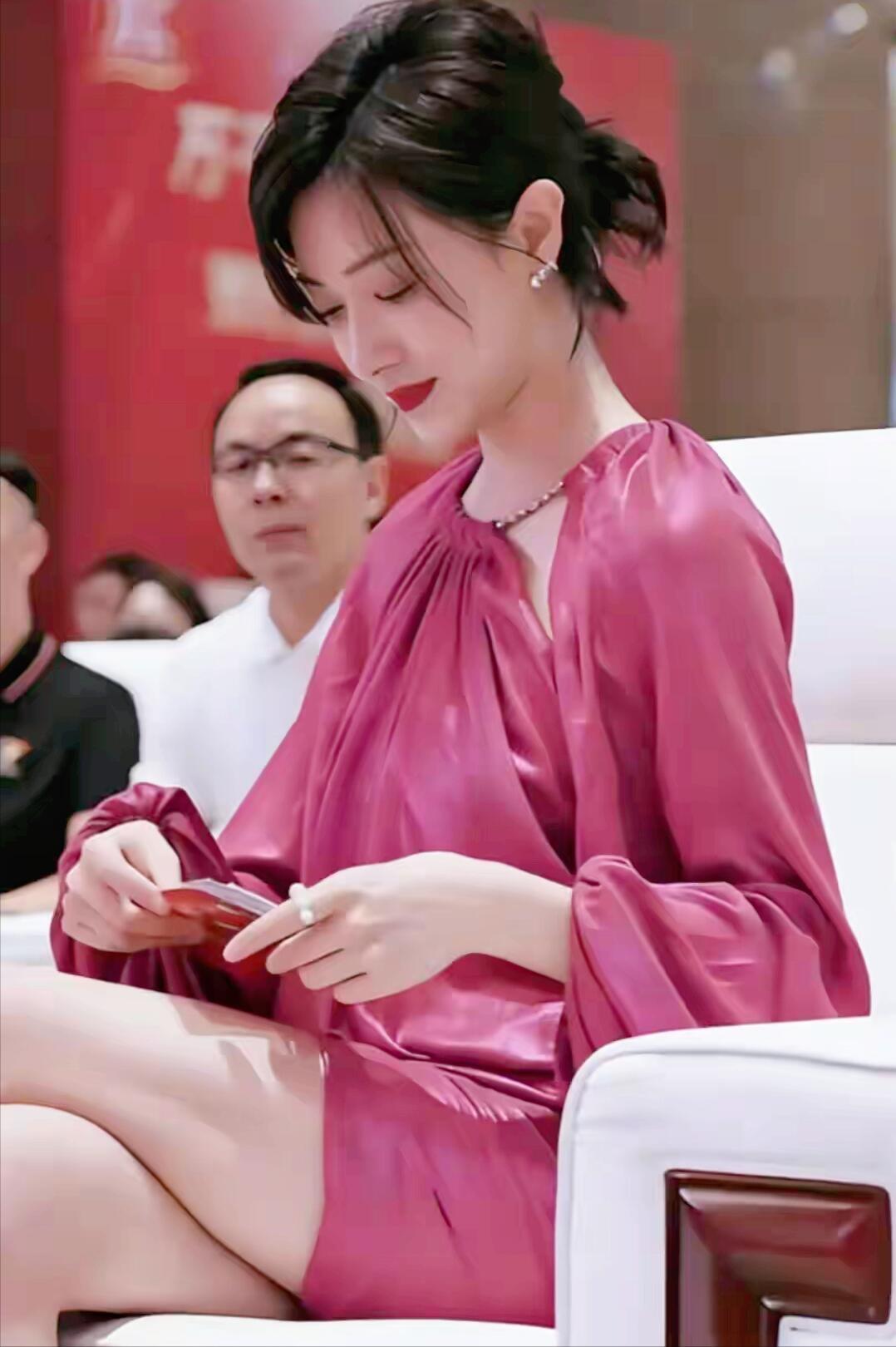 她是娱乐圈里最干净的一个女明星，气质脱俗，集东方女性之美与中国传统美女之美于一身
