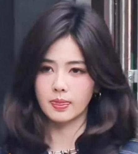 近日，白鹿在录制新综艺《宇宙闪烁请注意》时解锁了锁骨发新造型。
1月5日的路透图