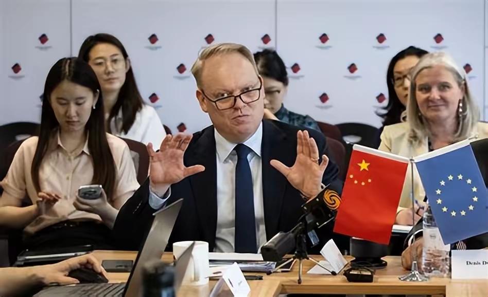 货轮满载中国货开往欧洲，返航箱子全空！真的是我们占便宜？
 
一艘能装2.4万个