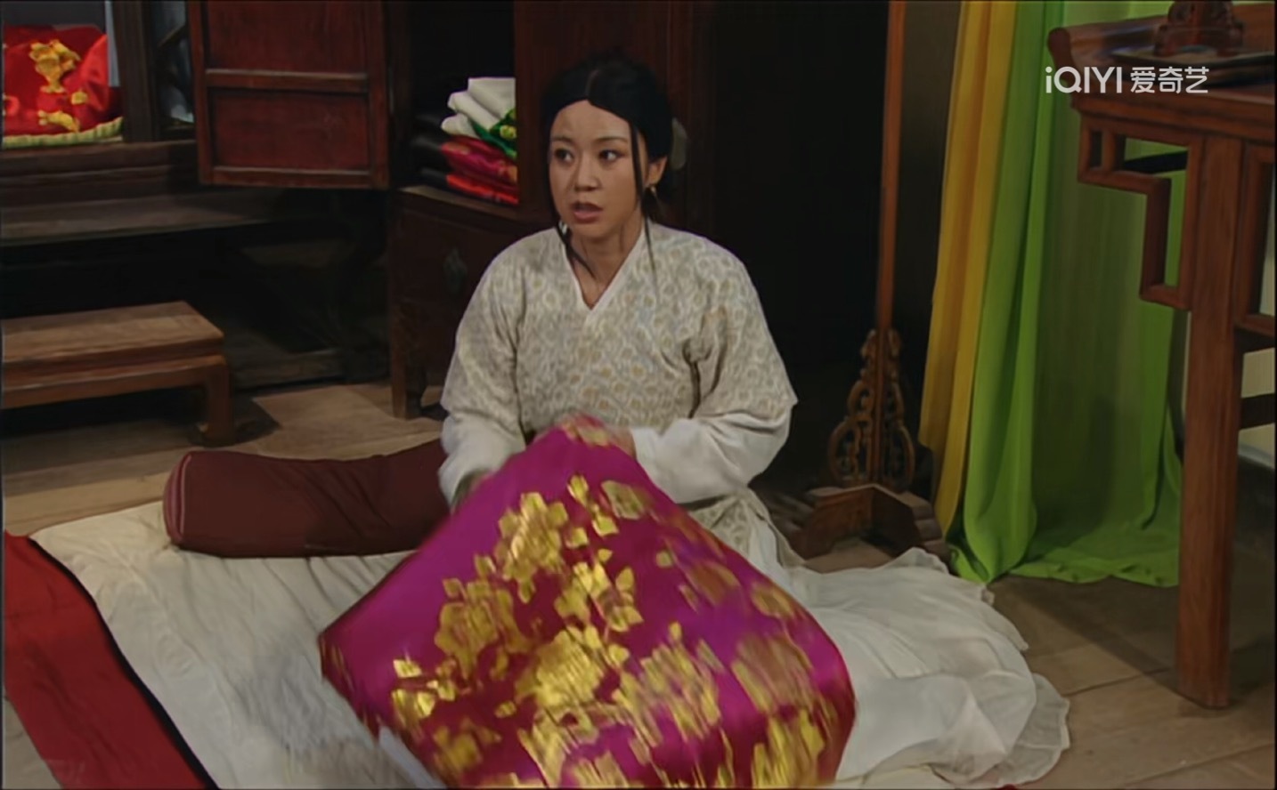 《我为湘玉存大钱》第109集因为石头来了所以老白不能睡在桌子上了，得和你睡一个屋