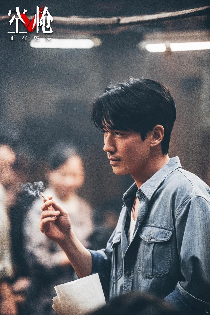 在朱一龙身上看到港风黄金时代朱一龙空枪帅得太超过了 此组剧照的含金量请所有人严肃