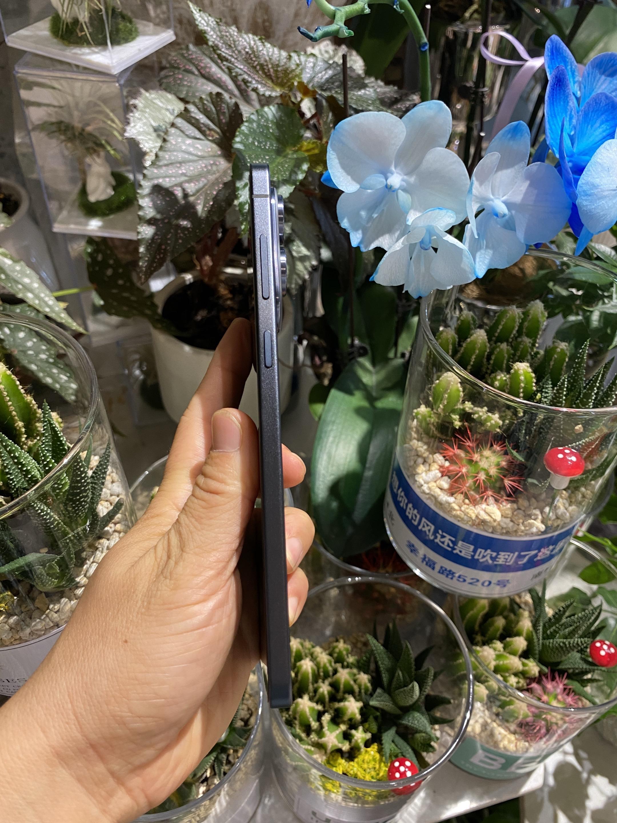 尊嘟要被三星S25 Edge的轻薄机身设计美哭了，钛金属边框搭配5.8...