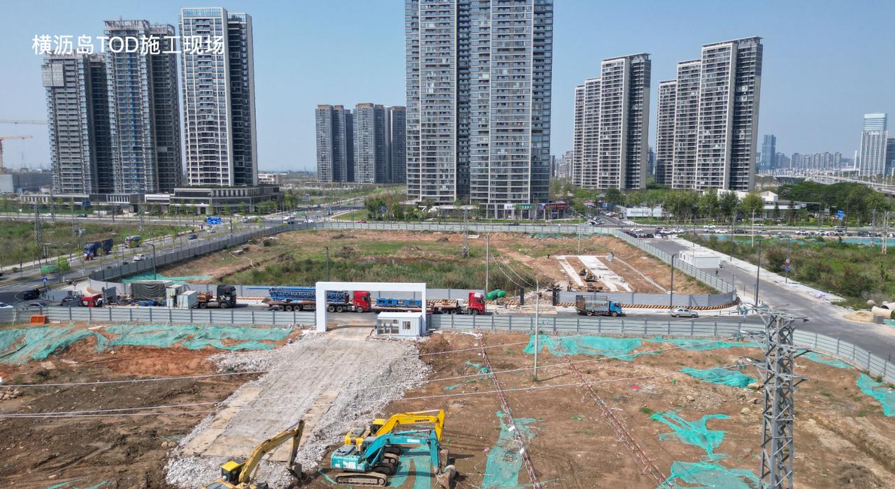横沥岛又一个新楼盘正式进场开工了！这个地块是开建上一年拿下的，北侧正对着湾区金融
