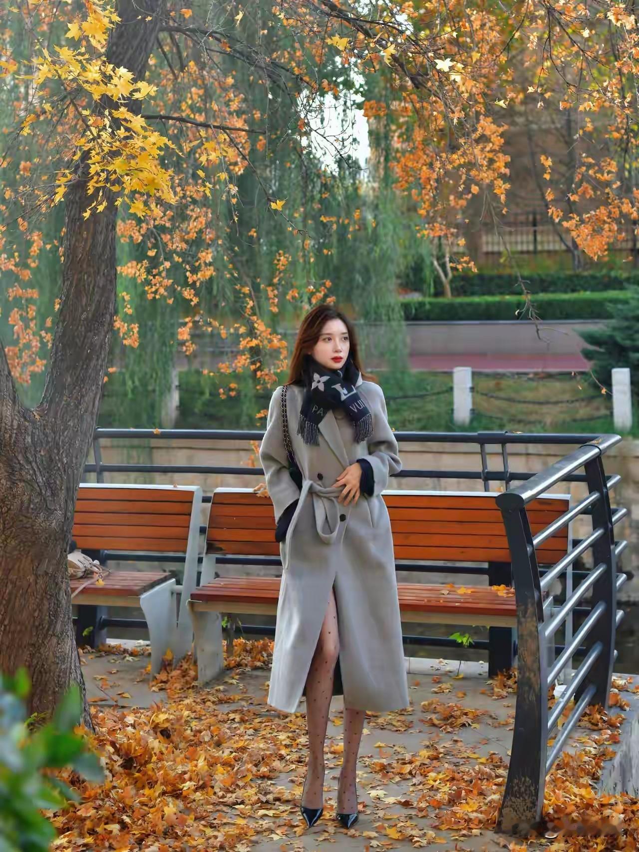 秋日漫步，落叶飘零，优雅穿搭，尽显时尚风范。