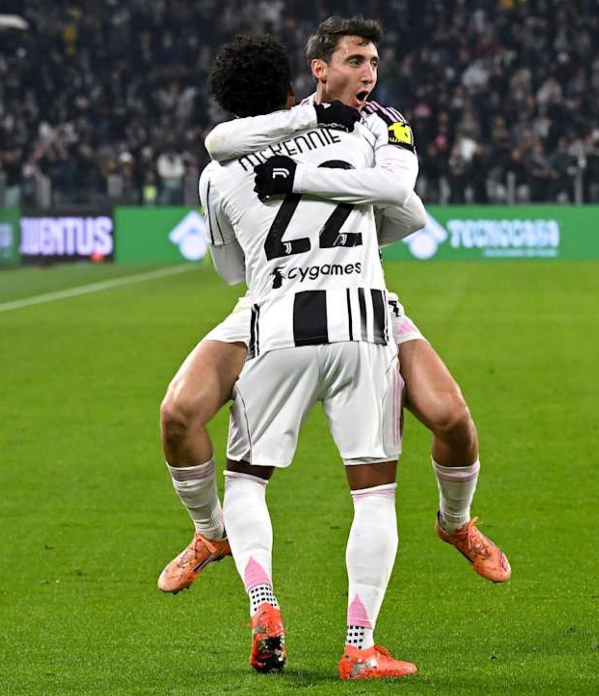 尤文斑马军团2:0乌鸡晋级意杯下一轮。
乌鸡乌龙卡瓦尔造点洛卡罚进点球，麦肯尼尤