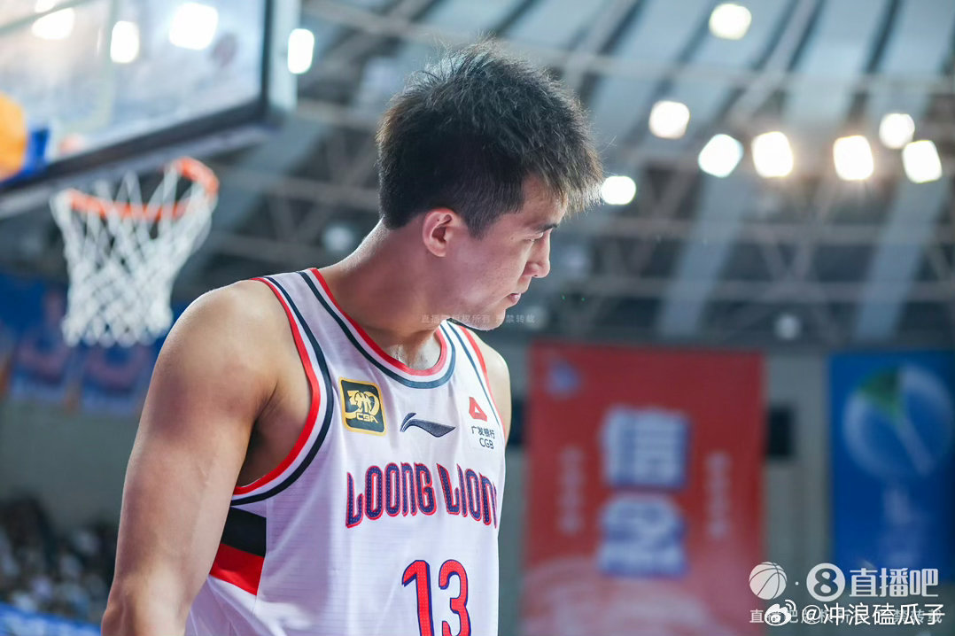 郭艾伦疑似遭熟人诈骗说白了就是想捞快钱又没门路，再加上智商不高就让人忽悠了呗 