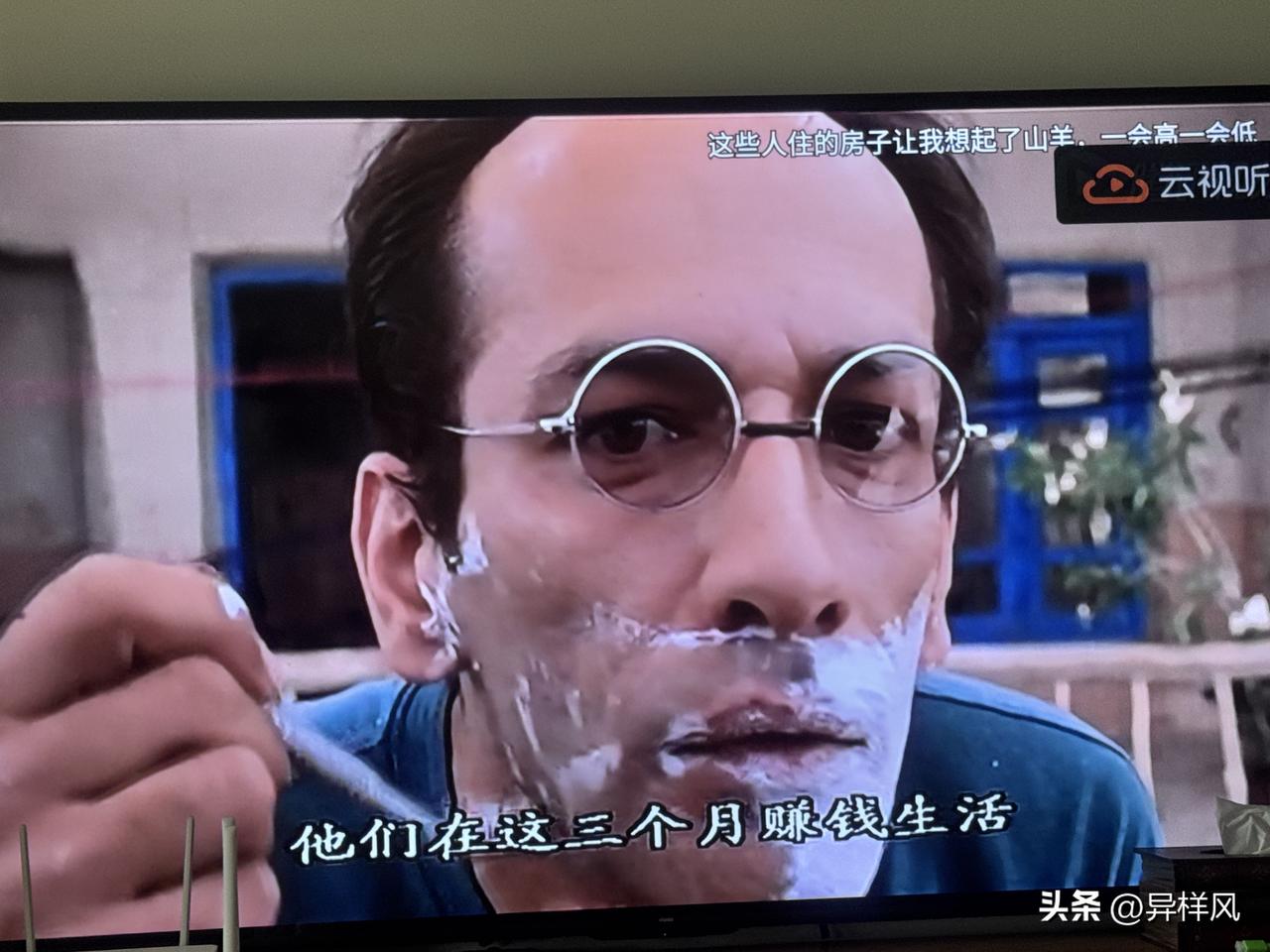 看了伊朗电影“随风而逝”，从纷繁杂乱坠入虚空宁静的世界里，哪怕时间不长也是片刻的