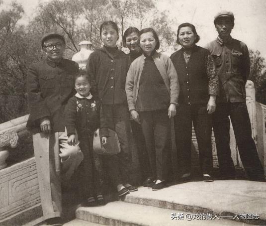张闻天同大妹爱琴(右三)、二妹水琴(右二)、三妹新贞(右四)等在颐和园(1965