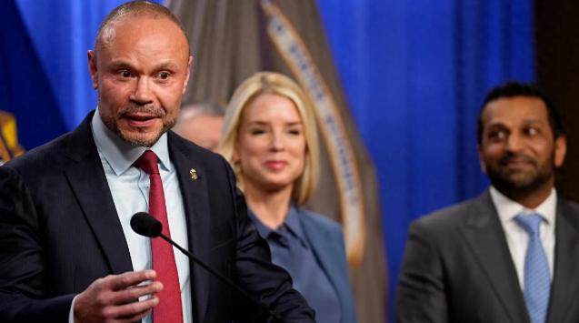 美国政坛又出大动静，昨天FBI副局长突然官宣辞职明年1月就正式离任，有意思的是他