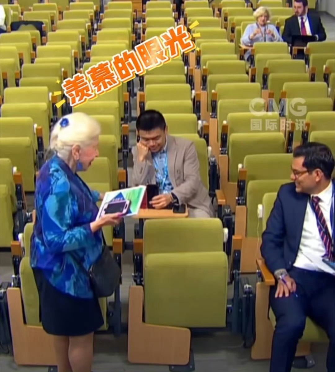 外国记者被中国手机种草了问：外国记者和中国记者分别用的什么手机？[doge] ​