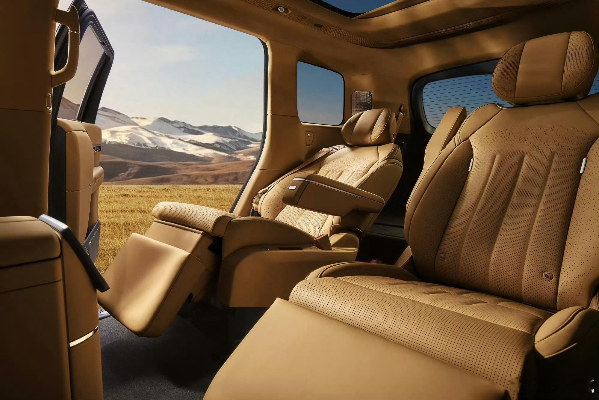 小鹏gx内饰出来了，简洁干练，高级感十足，是我个人比较喜欢的风格。今天的官图遭到