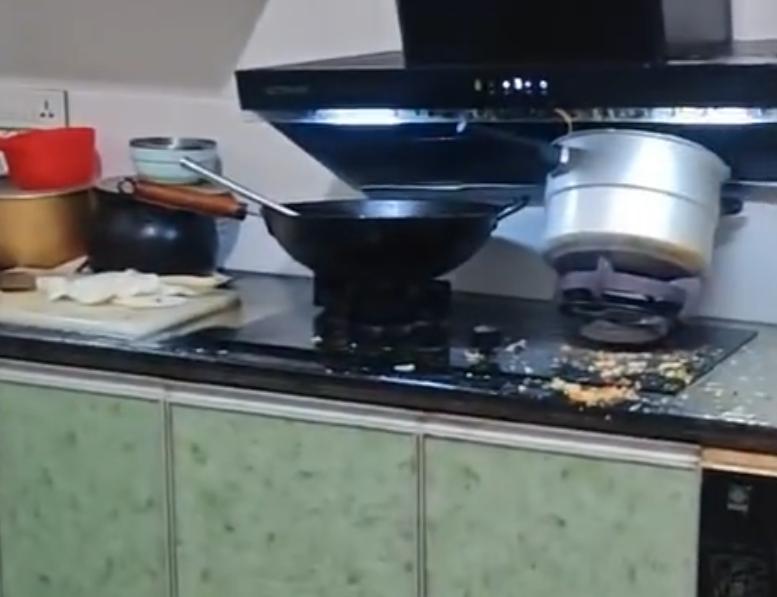 没吃过猪肉，还没见过猪跑吗？这女子蒸螃蟹，竟然用上了高压锅！
前不久，江西鹰潭周