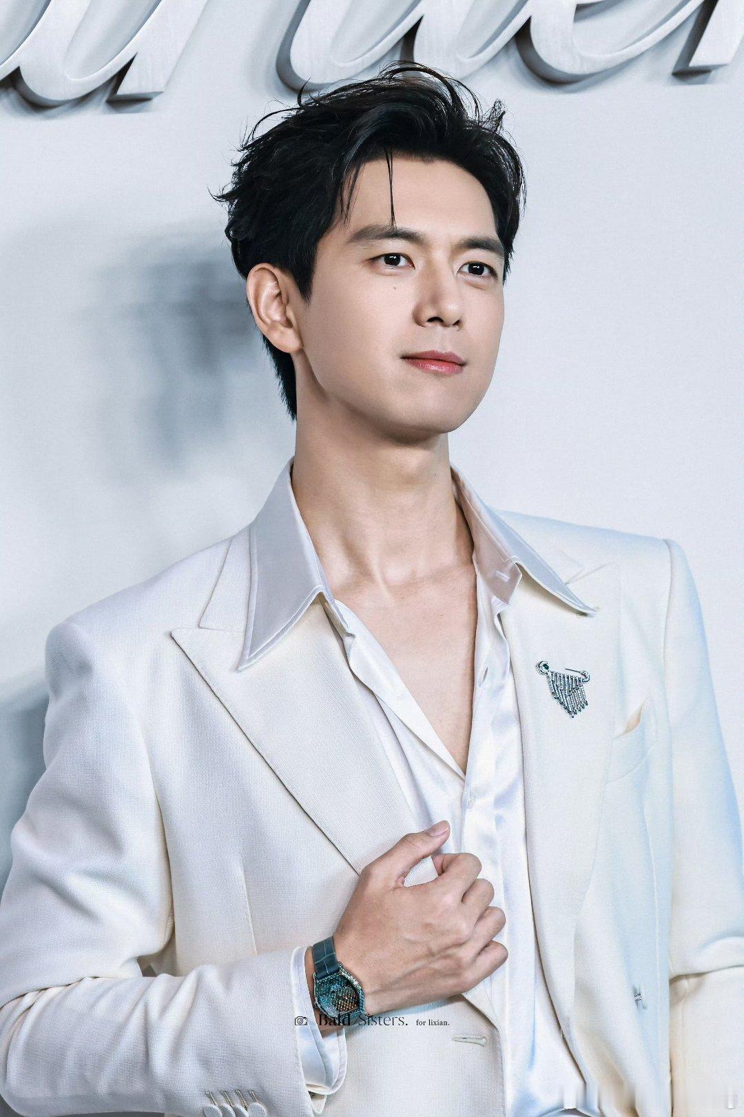 李现李现白色西装looklx李现卡地亚品牌大使📝我写了很多关于李现的句子，却发