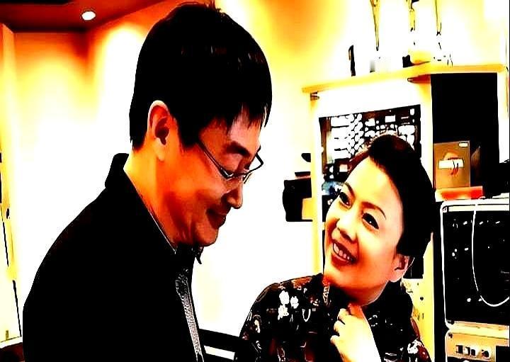 顶级大佬的互相欣赏，根本不用嘴说。
 
你见过那种眼神吗？镜头扫过，张也的目光瞬