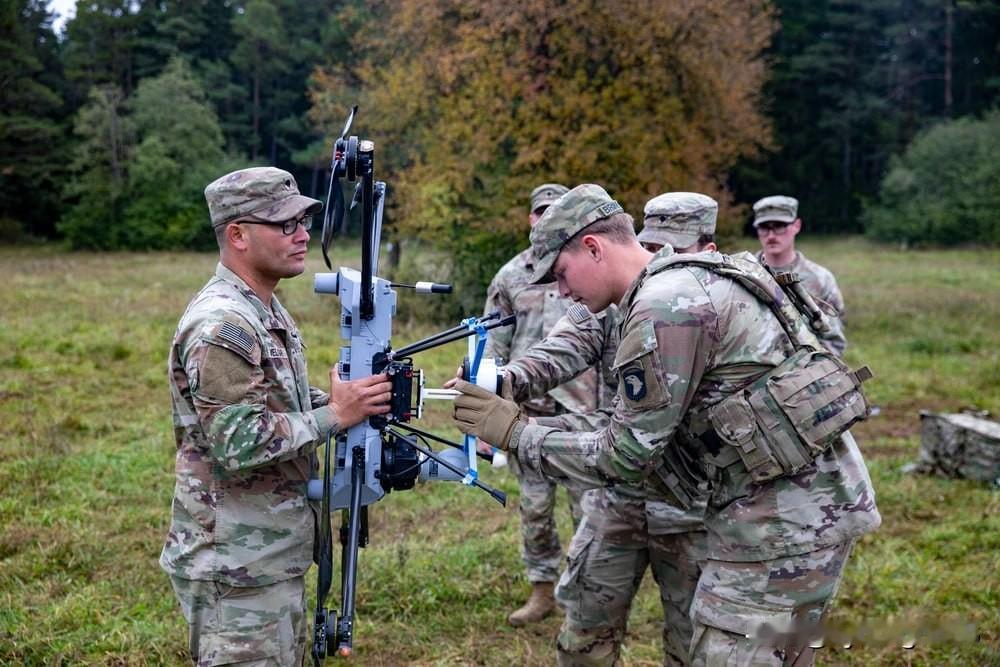 🇺🇸🇩🇪 在联合决心26-1演习中，美国陆军各部队正在练习使用配备3D打