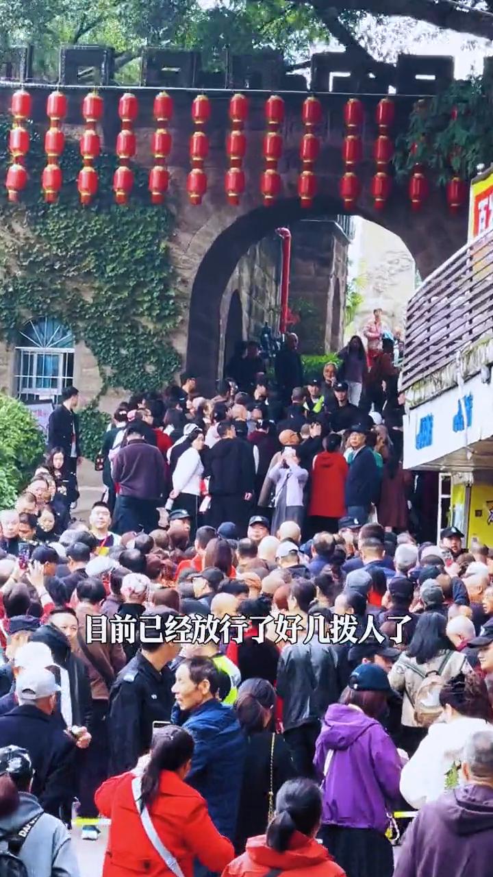 悬崖栈道开放首日，人气比跨年还火爆。
给大家看一下鹅岭的悬崖栈道有多火爆？这是入