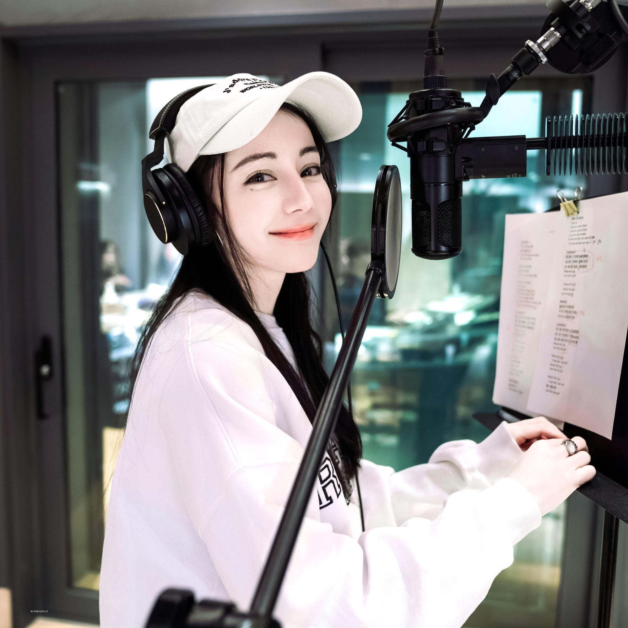 你耳机听什么🎧迪丽热巴利剑玫瑰|迪丽热巴见面会抽粉丝心愿并实现dlrb迪丽热巴