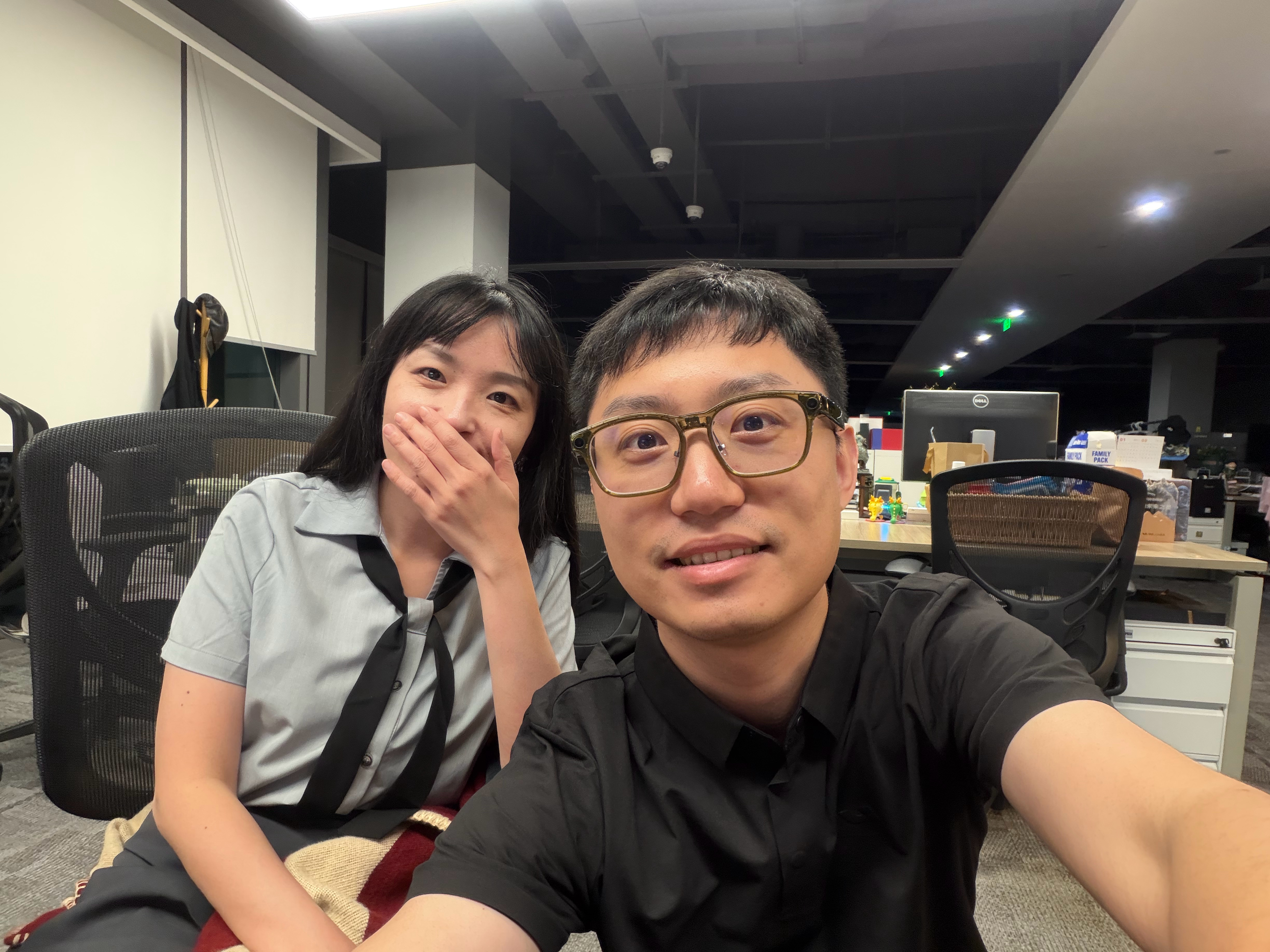 车展行程结束回公司开会，发现还在工位上…..又跟另一个老战友合影…白天太累了，多