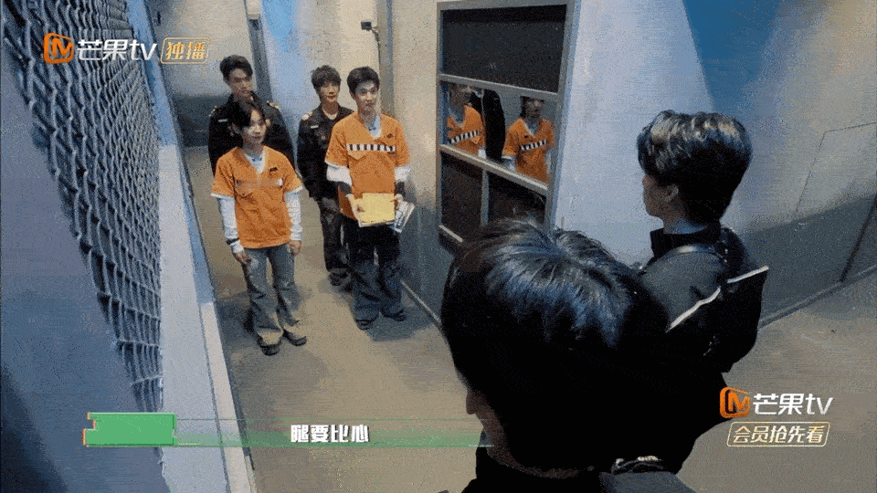 #周笔畅陈哲远奇怪的比心方式增加了##密室大逃脱#这比心方式太魔性了，周笔畅陈哲