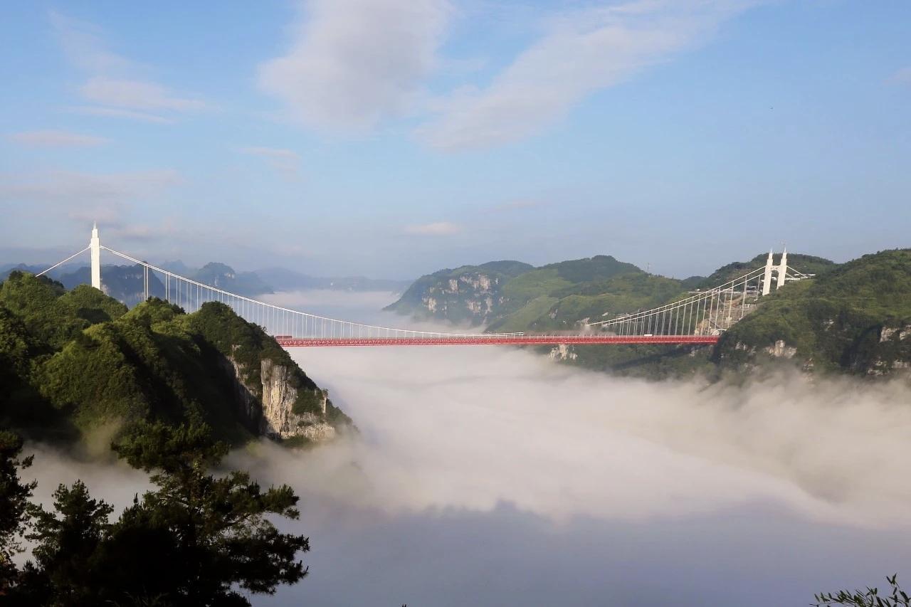矮寨大桥：峡谷之上的几何力学诗篇
 
近日，湖南高速矮寨大桥再度惊艳全球，这座创