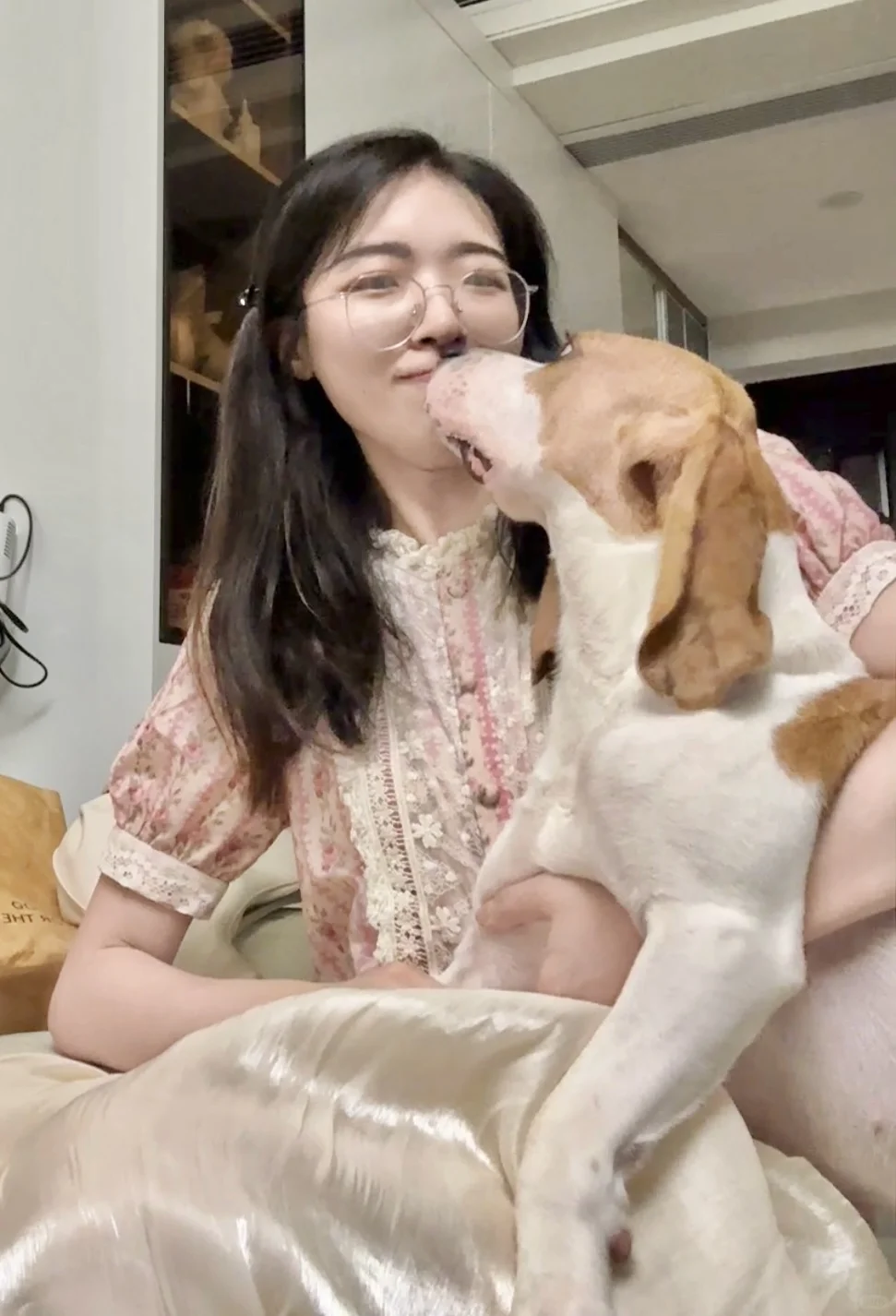 它亲我，我也亲它，母慈女孝