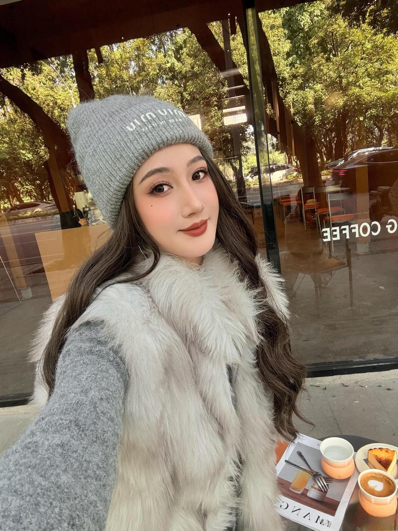 这套是“甜酷贵气的秋冬风”穿搭，材质混搭+同色系搭配高级又有细节：
 
- 内搭