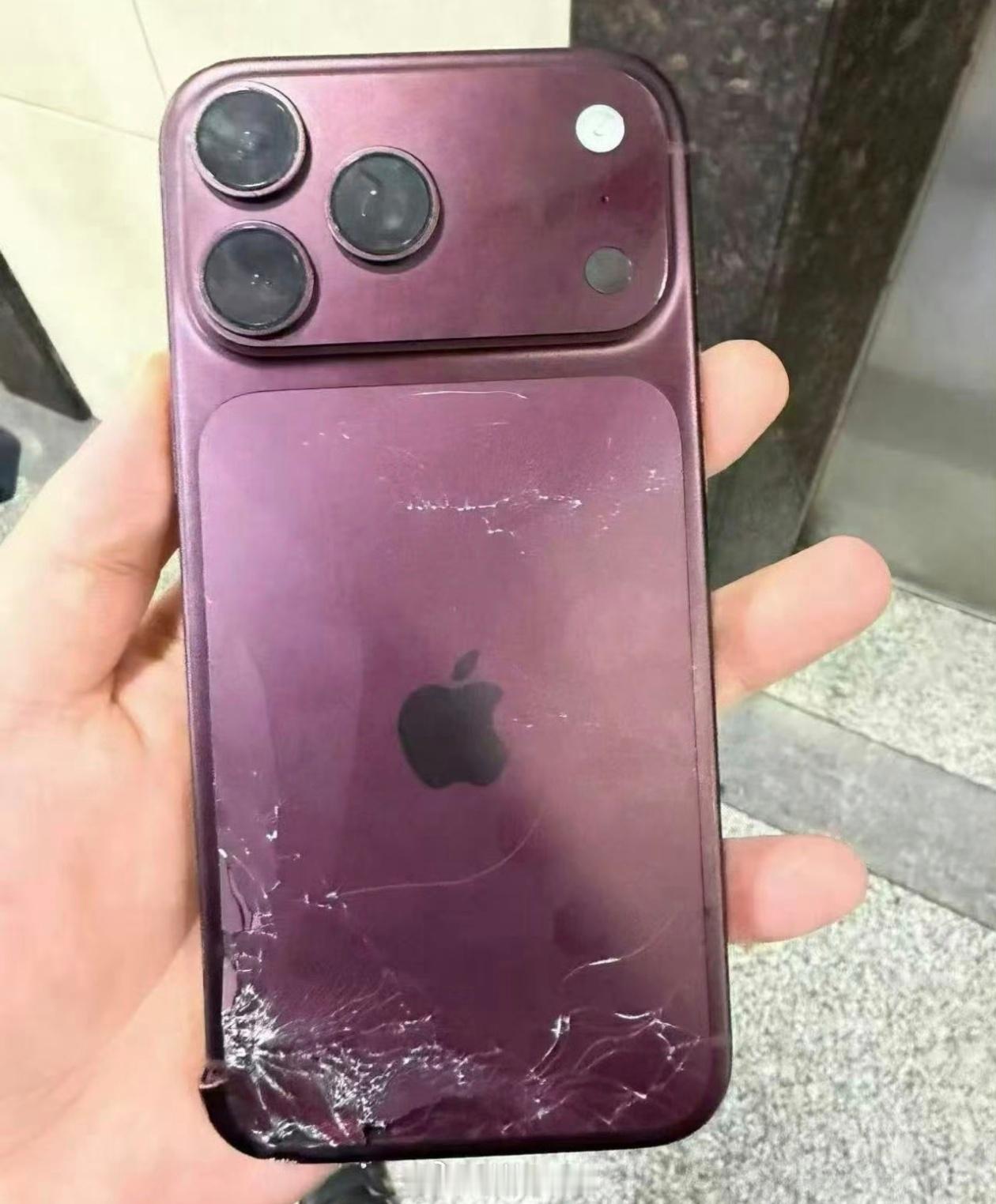 iPhone18Pro首摔笑了，这么不抗摔么，不知道加价没有，买这么积极怎么不拿