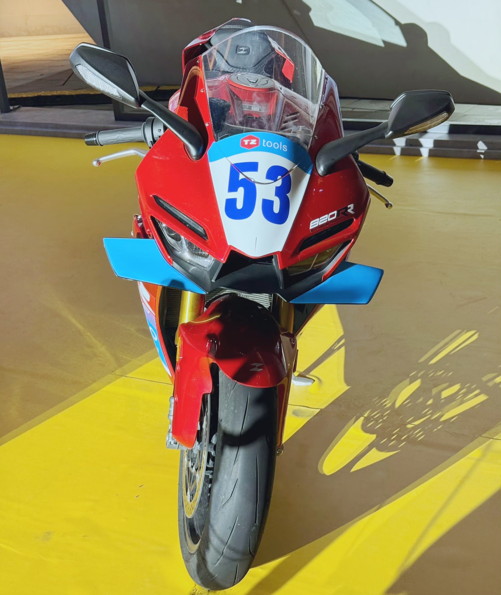 张雪机车夺得超级杆位赛第二名张雪机车继续大放异彩，加油！ 