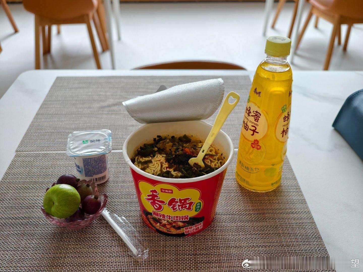 今天进入成都某汽车城拷打各家销售穿着随便 凉鞋+背书包+淘宝三十元衣服 进入腾势