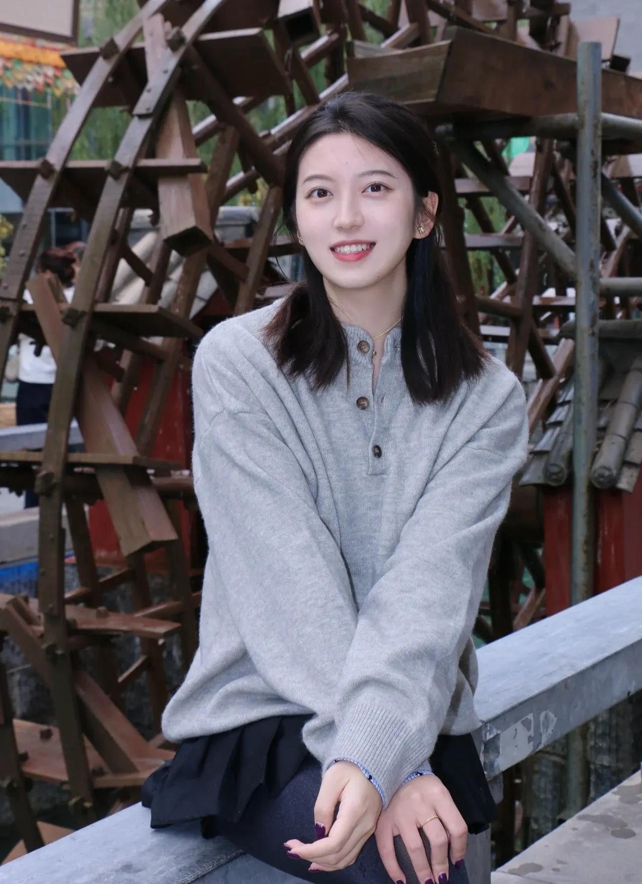 想象福本莉子般的元气少女在复古木桥上微笑，笑容似阳光，驱散阴霾。
如清纯甜美写真