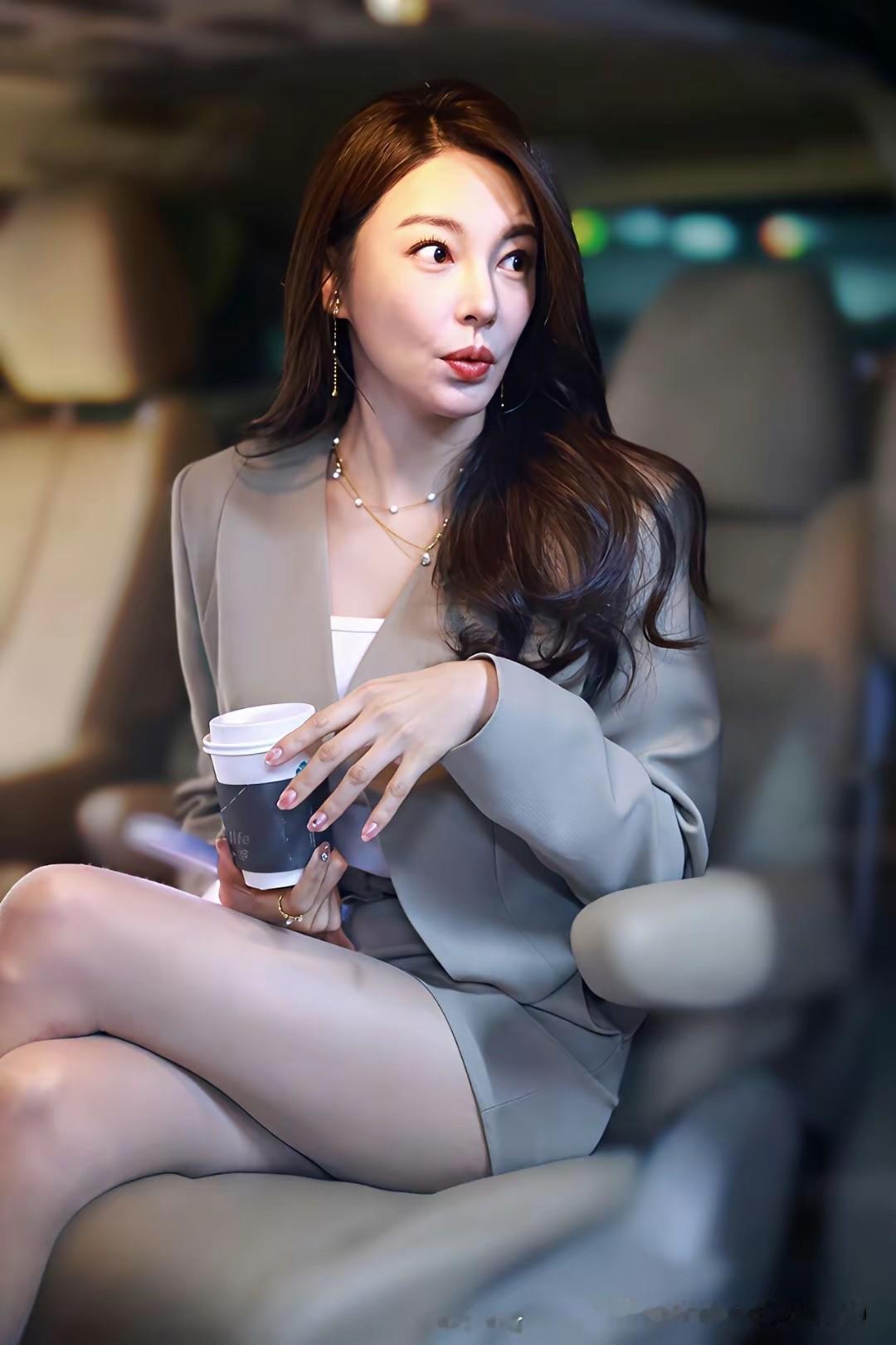不刻意的松弛美感，简约西装大方得体，柔和配色看着舒心耐看，长卷发增添温柔气息，小